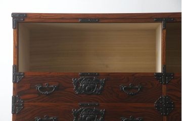 中古　岩谷堂箪笥　黒々とした金具が堂々とした存在感を放つ重ね箪笥(和タンス、引き出し、衣装箪笥、収納タンス)(定価約130万円)(R-073401)