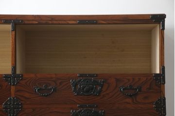 中古　岩谷堂箪笥　黒々とした金具が堂々とした存在感を放つ重ね箪笥(和タンス、引き出し、衣装箪笥、収納タンス)(定価約130万円)(R-073401)