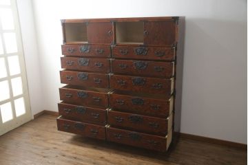 中古　岩谷堂箪笥　黒々とした金具が堂々とした存在感を放つ重ね箪笥(和タンス、引き出し、衣装箪笥、収納タンス)(定価約130万円)(R-073401)