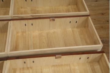 中古　岩谷堂箪笥　黒々とした金具が堂々とした存在感を放つ重ね箪笥(和タンス、引き出し、衣装箪笥、収納タンス)(定価約130万円)(R-073401)
