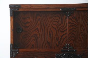 中古　岩谷堂箪笥　黒々とした金具が堂々とした存在感を放つ重ね箪笥(和タンス、引き出し、衣装箪笥、収納タンス)(定価約130万円)(R-073401)