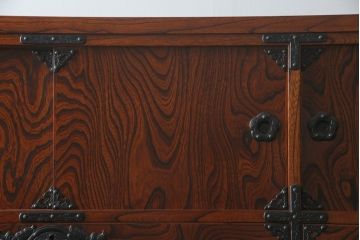 中古　岩谷堂箪笥　黒々とした金具が堂々とした存在感を放つ重ね箪笥(和タンス、引き出し、衣装箪笥、収納タンス)(定価約130万円)(R-073401)