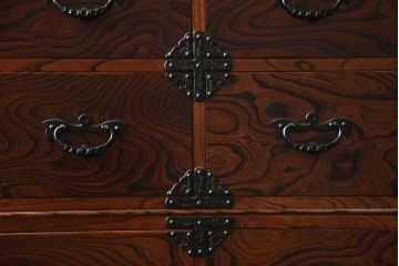 中古　岩谷堂箪笥　黒々とした金具が堂々とした存在感を放つ重ね箪笥(和タンス、引き出し、衣装箪笥、収納タンス)(定価約130万円)(R-073401)
