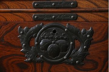 中古　岩谷堂箪笥　黒々とした金具が堂々とした存在感を放つ重ね箪笥(和タンス、引き出し、衣装箪笥、収納タンス)(定価約130万円)(R-073401)