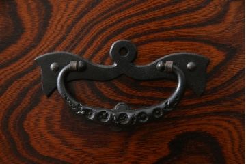 中古　岩谷堂箪笥　黒々とした金具が堂々とした存在感を放つ重ね箪笥(和タンス、引き出し、衣装箪笥、収納タンス)(定価約130万円)(R-073401)