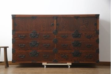 中古　岩谷堂箪笥　脚(台輪)付きリメイク　黒々とした金具が堂々とした存在感を放つサイドボード(和箪笥、整理箪笥、衣装タンス、収納たんす、引き出し、サイドチェスト)(R-073402)