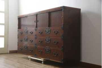 中古　岩谷堂箪笥　脚(台輪)付きリメイク　黒々とした金具が堂々とした存在感を放つサイドボード(和箪笥、整理箪笥、衣装タンス、収納たんす、引き出し、サイドチェスト)(R-073402)