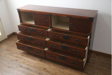 中古　岩谷堂箪笥　脚(台輪)付きリメイク　黒々とした金具が堂々とした存在感を放つサイドボード(和箪笥、整理箪笥、衣装タンス、収納たんす、引き出し、サイドチェスト)(R-073402)