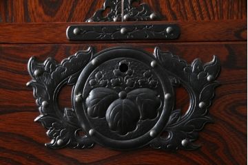 中古　岩谷堂箪笥　脚(台輪)付きリメイク　黒々とした金具が堂々とした存在感を放つサイドボード(和箪笥、整理箪笥、衣装タンス、収納たんす、引き出し、サイドチェスト)(R-073402)
