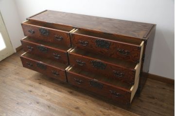 中古　岩谷堂箪笥　天板リメイク　黒々とした金具が堂々とした存在感を放つサイドチェスト(サイドボード、和タンス、収納箪笥、引き出し、整理箪笥)(R-073403)