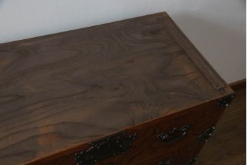 中古　岩谷堂箪笥　天板リメイク　黒々とした金具が堂々とした存在感を放つサイドチェスト(サイドボード、和タンス、収納箪笥、引き出し、整理箪笥)(R-073403)