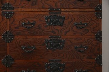 中古　岩谷堂箪笥　天板リメイク　黒々とした金具が堂々とした存在感を放つサイドチェスト(サイドボード、和タンス、収納箪笥、引き出し、整理箪笥)(R-073403)