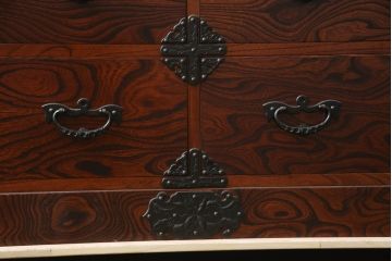 中古　岩谷堂箪笥　天板リメイク　黒々とした金具が堂々とした存在感を放つサイドチェスト(サイドボード、和タンス、収納箪笥、引き出し、整理箪笥)(R-073403)