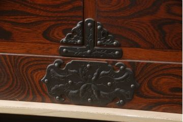 中古　岩谷堂箪笥　天板リメイク　黒々とした金具が堂々とした存在感を放つサイドチェスト(サイドボード、和タンス、収納箪笥、引き出し、整理箪笥)(R-073403)