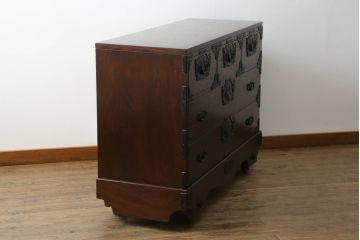 中古　美しい木目と立派な金具が目を惹く車箪笥(引き出し、収納箪笥、サイドチェスト)(定価約58万円)(R-073404)