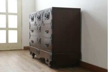 中古　美しい木目と立派な金具が目を惹く車箪笥(引き出し、収納箪笥、サイドチェスト)(定価約58万円)(R-073404)