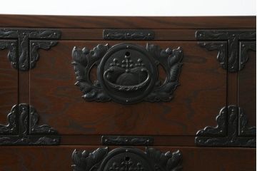 中古　美しい木目と立派な金具が目を惹く車箪笥(引き出し、収納箪笥、サイドチェスト)(定価約58万円)(R-073404)