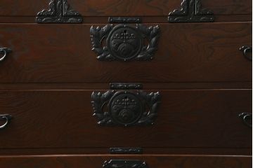中古　美しい木目と立派な金具が目を惹く車箪笥(引き出し、収納箪笥、サイドチェスト)(定価約58万円)(R-073404)