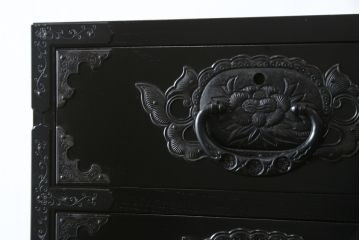 中古　国産民芸家具　落ち着いた色合いと立派な金具が美しい縦型の仙台箪笥(整理箪笥、収納箪笥、引き出し、チェスト)(R-073405)