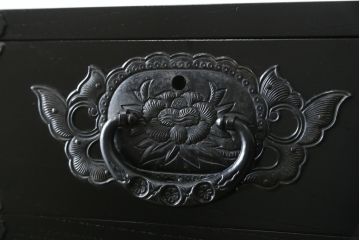 中古　国産民芸家具　落ち着いた色合いと立派な金具が美しい縦型の仙台箪笥(整理箪笥、収納箪笥、引き出し、チェスト)(R-073405)