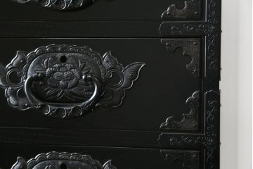 中古　国産民芸家具　落ち着いた色合いと立派な金具が美しい縦型の仙台箪笥(整理箪笥、収納箪笥、引き出し、チェスト)(R-073405)