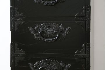 中古　国産民芸家具　落ち着いた色合いと立派な金具が美しい縦型の仙台箪笥(整理箪笥、収納箪笥、引き出し、チェスト)(R-073405)