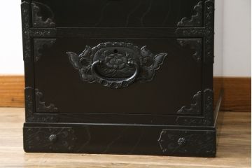 中古　国産民芸家具　落ち着いた色合いと立派な金具が美しい縦型の仙台箪笥(整理箪笥、収納箪笥、引き出し、チェスト)(R-073405)