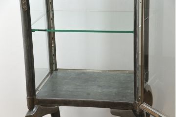 ヨーロッパアンティーク　凛とした雰囲気漂う猫脚のメディカルキャビネット(ガラスケース、ショーケース、飾り棚、店舗什器、デンタルキャビネット)(R-073406)