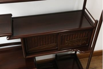 中古　高級品!!　伝統的工芸品認定　大阪唐木指物　中澤唐木　萬代幸男作　総紫檀(シタン)材　網代(アジロ)細工　漆塗り　和の雰囲気を引き立てる飾り棚(茶棚、違い棚、戸棚、収納棚)(定価約150万円)(R-073409)