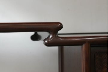 中古　高級品!!　伝統的工芸品認定　大阪唐木指物　中澤唐木　萬代幸男作　総紫檀(シタン)材　網代(アジロ)細工　漆塗り　和の雰囲気を引き立てる飾り棚(茶棚、違い棚、戸棚、収納棚)(定価約150万円)(R-073409)