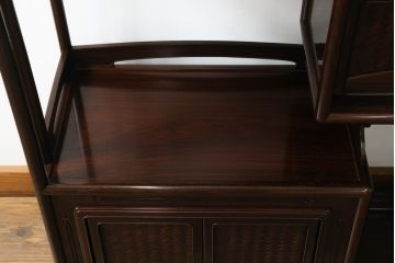 中古　高級品!!　伝統的工芸品認定　大阪唐木指物　中澤唐木　萬代幸男作　総紫檀(シタン)材　網代(アジロ)細工　漆塗り　和の雰囲気を引き立てる飾り棚(茶棚、違い棚、戸棚、収納棚)(定価約150万円)(R-073409)
