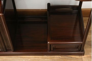 中古　高級品!!　伝統的工芸品認定　大阪唐木指物　中澤唐木　萬代幸男作　総紫檀(シタン)材　網代(アジロ)細工　漆塗り　和の雰囲気を引き立てる飾り棚(茶棚、違い棚、戸棚、収納棚)(定価約150万円)(R-073409)