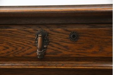中古　三越家具　カントリーハウス　希少な絶版品!!　ブルージュ　挽き物加工や引手のデザインがおしゃれ!クラシカルな雰囲気を高めるデスク(片袖机、ワークデスク、在宅用、在宅ワーク)(R-073412)
