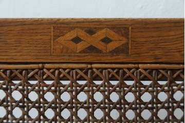 和製アンティーク　古いナラ材の象嵌入りラタン張りチャイルドチェア　(R-073413)