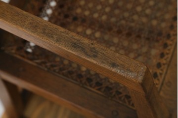 和製アンティーク　古いナラ材の象嵌入りラタン張りチャイルドチェア　(R-073413)