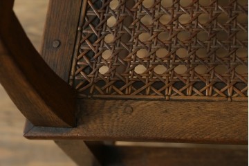 和製アンティーク　古いナラ材の象嵌入りラタン張りチャイルドチェア　(R-073413)