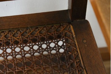 和製アンティーク　古いナラ材の象嵌入りラタン張りチャイルドチェア　(R-073413)