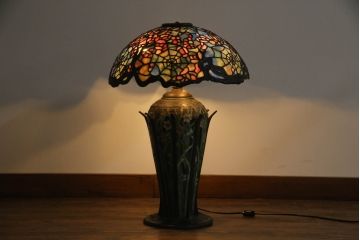 中古　美品　三越百貨店取り扱い　置くだけでインテリアの主役となるティファニーランプ(ステンドグラス、テーブルスタンド、デスクスタンド、スタンドライト、卓上照明)(定価約80万円)(R-073414)