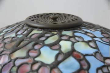 中古　美品　三越百貨店取り扱い　置くだけでインテリアの主役となるティファニーランプ(ステンドグラス、テーブルスタンド、デスクスタンド、スタンドライト、卓上照明)(定価約80万円)(R-073414)