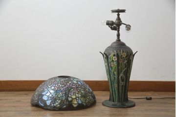 中古　美品　三越百貨店取り扱い　置くだけでインテリアの主役となるティファニーランプ(ステンドグラス、テーブルスタンド、デスクスタンド、スタンドライト、卓上照明)(定価約80万円)(R-073414)
