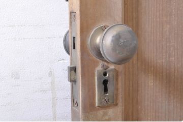 アンティーク建具　素朴な木味が懐かしさを感じるドア1枚(木製扉)(R-073447)