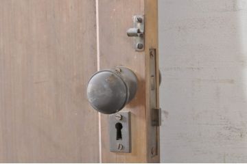 アンティーク建具　素朴な木味が懐かしさを感じるドア1枚(木製扉)(R-073447)