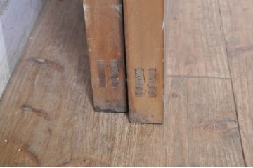 アンティーク建具　上手物!!!　腰板一枚板　昔懐かしいレトロな雰囲気漂う両開きドア(親子ドア)1対2枚セット (木製扉、玄関ドア)(R-073450)