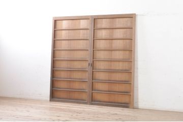 アンティーク建具　杉(スギ)材　美しい柾目が目を惹く横桟引き戸2枚セット(板戸、帯戸、舞良戸)(R-073451)