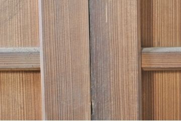 アンティーク建具　杉(スギ)材　美しい柾目が目を惹く横桟引き戸2枚セット(板戸、帯戸、舞良戸)(R-073451)