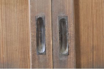 アンティーク建具　杉(スギ)材　美しい柾目が目を惹く横桟引き戸2枚セット(板戸、帯戸、舞良戸)(R-073451)