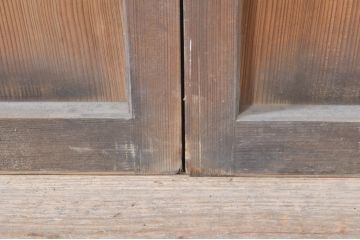 アンティーク建具　杉(スギ)材　美しい柾目が目を惹く横桟引き戸2枚セット(板戸、帯戸、舞良戸)(R-073451)