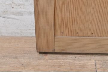 アンティーク建具　杉(スギ)材　美しい柾目が目を惹く横桟引き戸2枚セット(板戸、帯戸、舞良戸)(R-073451)