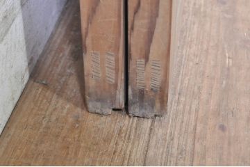 アンティーク建具　杉(スギ)材　美しい柾目が目を惹く横桟引き戸2枚セット(板戸、帯戸、舞良戸)(R-073451)