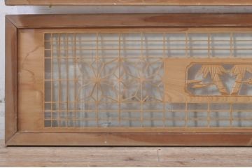 ビンテージ建具　松竹梅の彫刻が目を惹く上品な組子入り彫刻欄間2枚セット(明り取り、明かり取り、ヴィンテージ)(R-073467)
